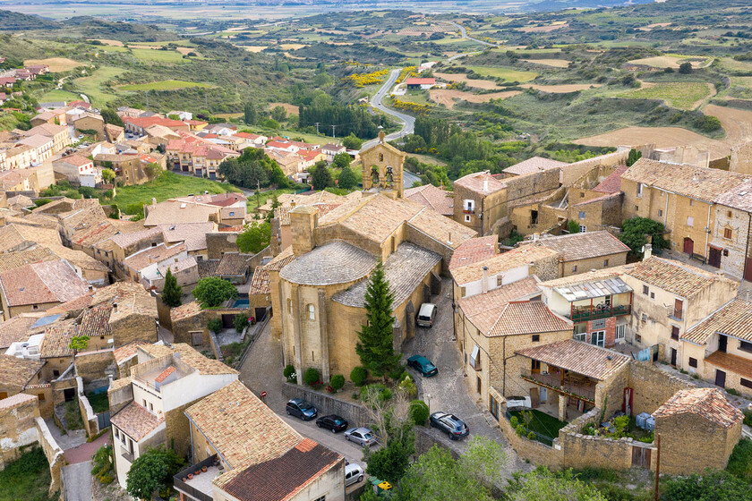 Vino rosado, historia medieval y una de las criptas más fascinantes de España: así es el singular pueblo navarro entre montes