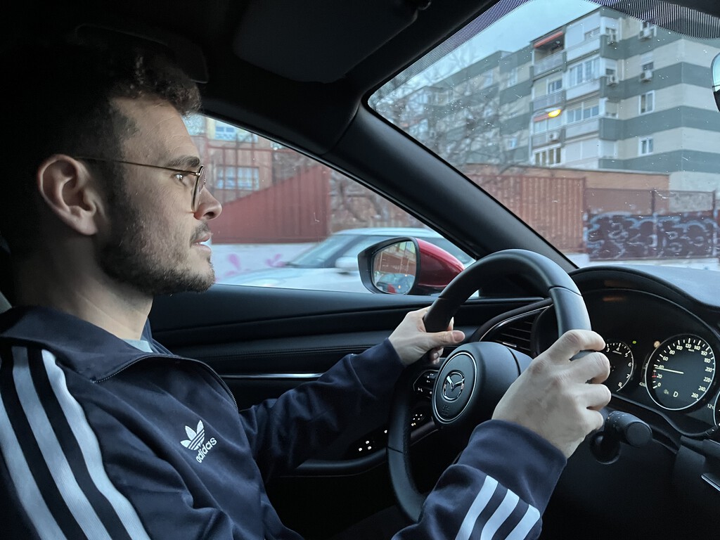 Llevo dos años conduciendo con el asistente de velocidad que será obligatorio en todos los coches nuevos. Es un infierno 