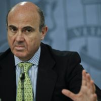 Guindos se va de gira para quitar el miedo independentista a los inversores 
