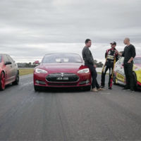 El Tesla Model S P85D se enfrenta a un V8 Supercar