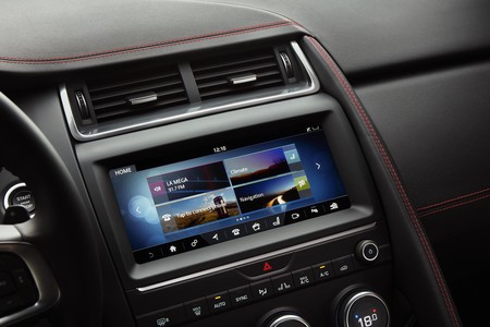 Jaguar E-PACE pantalla interior