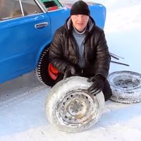 Y así es como el ruso Vlad soluciona los pinchazos: con neumáticos de hielo macizo 