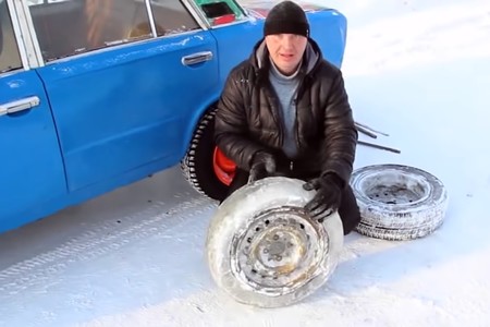 Y así es como el ruso Vlad soluciona los pinchazos: con neumáticos de hielo macizo