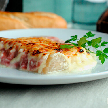 Puerros gratinados con jamón y queso: receta fácil, rápida y deliciosa