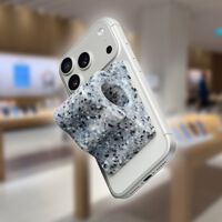 Apple ha lanzado otro "extraño" accesorio para iPhone con una diseñadora. Se ha agotado en tiempo récord 