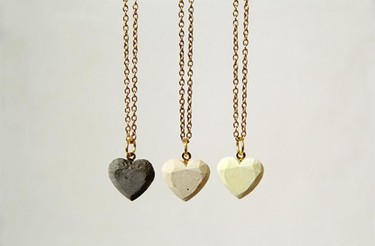 Un DIY genial: Original colgante hecho con un corazón de cemento