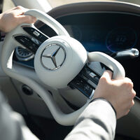 Tesla puso de moda un volante que no gustó a casi nadie. Mercedes ha decidido que es buena idea llevarlo a sus próximos coches eléctricos 