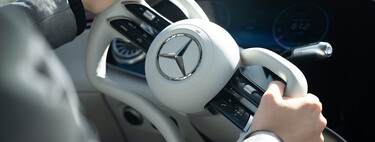 Tesla puso de moda un volante que no gustó a casi nadie. Mercedes ha decidido que es buena idea llevarlo a sus próximos coches eléctricos 