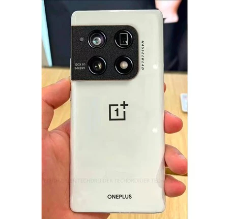OnePlus 10 Proを後ろから。 Techdroider による画像