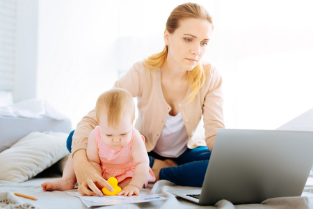 Devolución del IRPF por maternidad y paternidad: cómo, cuándo y dónde solicitarla