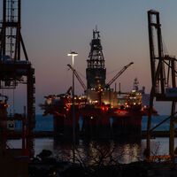 El petróleo baja a su mínimo desde principios de año, pero no lo notaremos en el precio de la gasolina