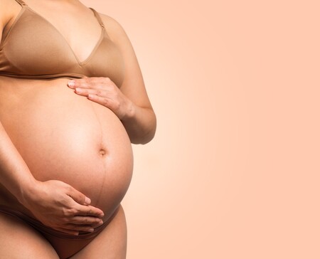La línea alba en tu barriga de embarazada: ¿por qué y cuándo aparece?
