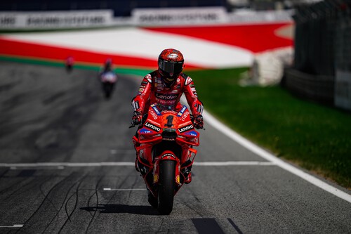 Pecco Bagnaia lidera la Copa Ducati en Austria y un accidente en la salida deja sin podio a Marc Márquez 