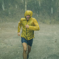 Correr na chuva molha mais que andar? 