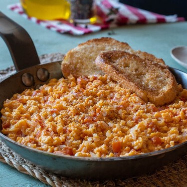 Huevos pericos, receta de los huevos revueltos al estilo sudamericano que se prepara en un santiamén