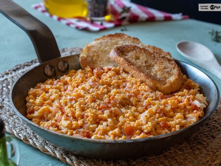 Huevos pericos, receta de los huevos revueltos al estilo sudamericano que se prepara en un santiamén
