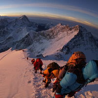 Há algo pior do que o Everest se tornar uma montanha literalmente coberta de merda: resgates fraudulentos 