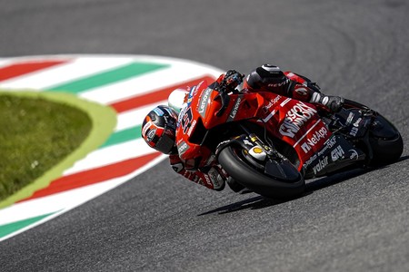 Danilo Petrucci resiste el asedio de Marc Márquez para conseguir su primera victoria en MotoGP