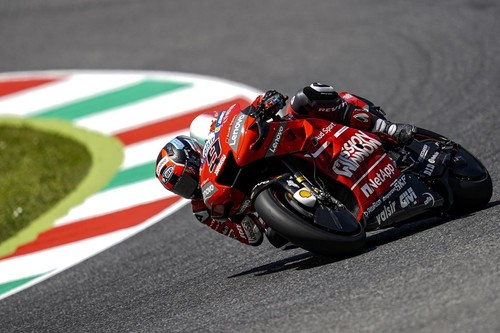 Danilo Petrucci resiste el asedio de Marc Márquez para conseguir su primera victoria en MotoGP