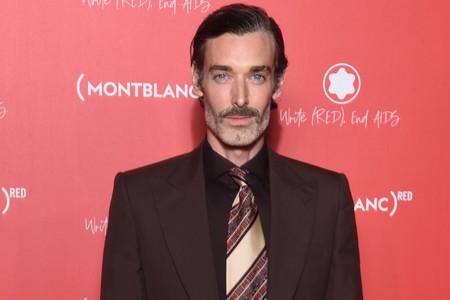 El perfecto toque retro para el look de otoño lo ha llevado Richard Biedul en la gala de Montblanc