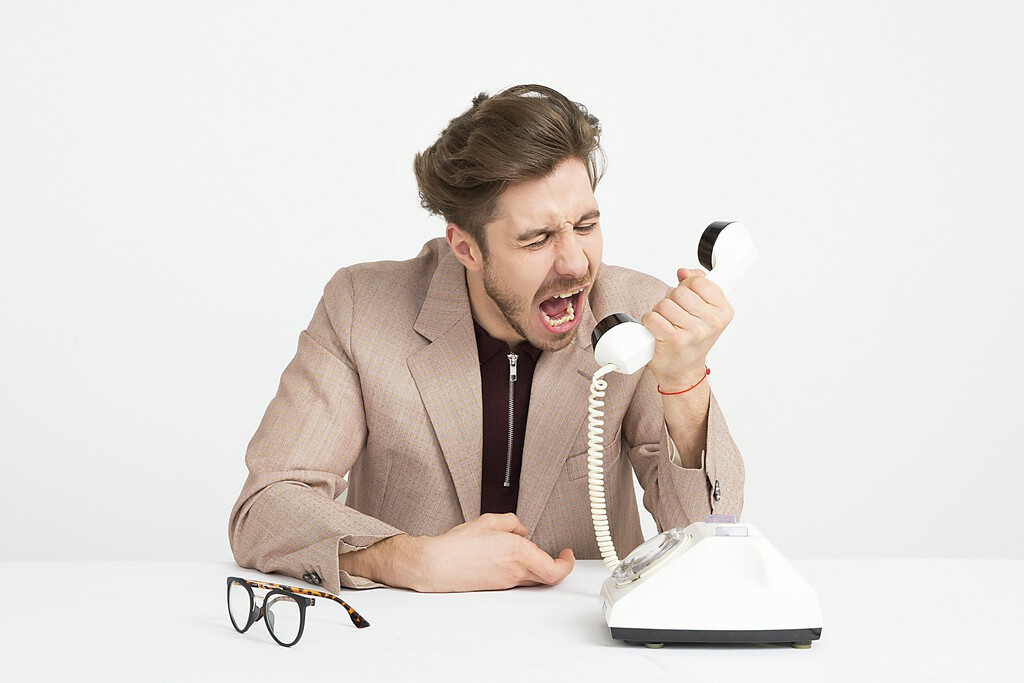 Una CEO despide a cientos de personas por llamada y luego los regaña por reaccionar con emojis de descontento: "Estáis exagerando"