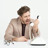 Una CEO despide a cientos de empleados por llamada. Algunos se quejan y ella los tacha de no ser adultos y exige que se calmen