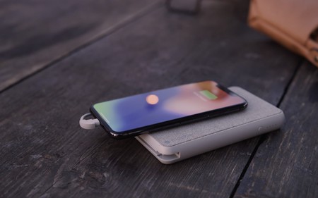 La última batería externa de mophie viene con cable Lightning y carga inalámbrica incluidos