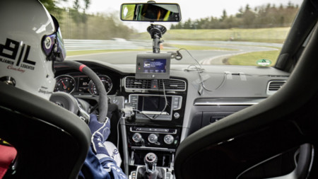 Este es el vídeo del Volkswagen Golf GTI Clubsport S pulverizando el anterior récord de Nürburgring