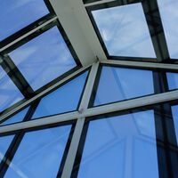 ¿Adiós a los paneles solares? Parecen ventanas normales, pero producen electricidad con la luz del sol 