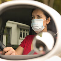 La DGT alerta de que la COVID-19 deja secuelas incompatibles con la conducción: estos son sus consejos a la hora de coger el coche