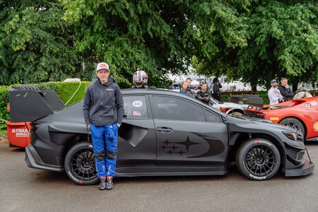 Scott Speed com Subaru WRX Project Midnight, um dos carros mais rápidos do Festival de Velocidade de Goodwood de 2025