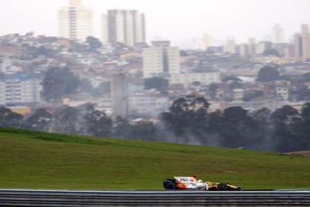 Fernando Alonso vuelve a ser el más rápido en Brasil