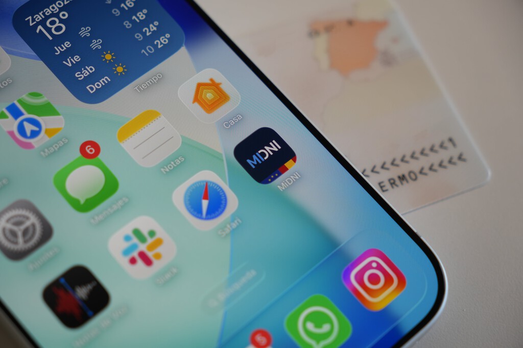 Llevo ya un año con el DNI en el iPhone y desde hoy es tan legal como el físico: esto es lo que puedes (y no) hacer con él