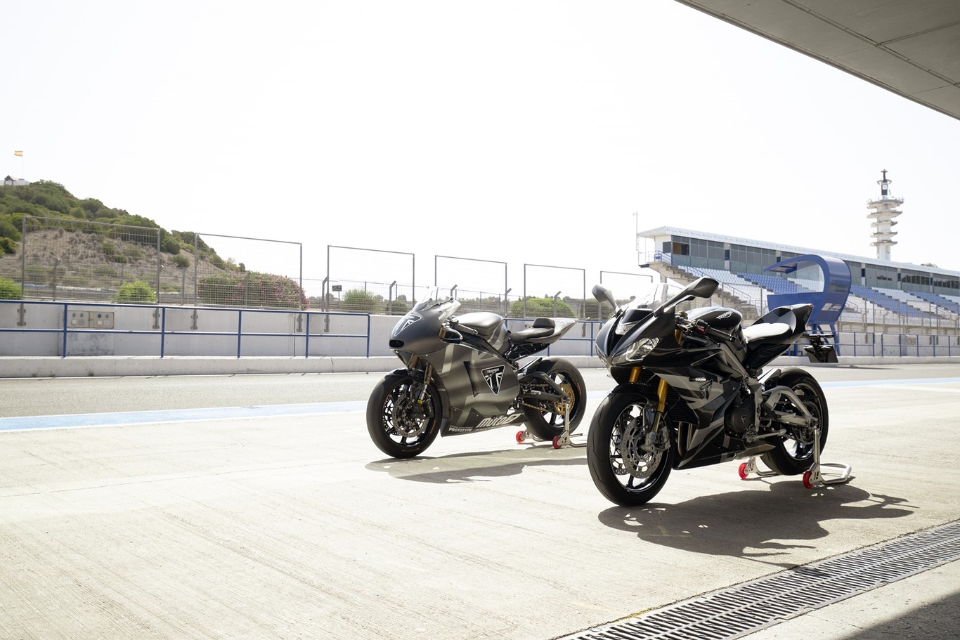 Triumph Daytona Moto2 765 LE: 130 CV y traje de fibra de carbono para el retorno de las deportivas británicas