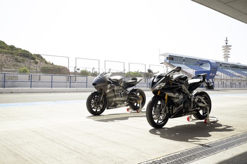 Triumph Daytona Moto2 765 LE: 130 CV y traje de fibra de carbono para el retorno de las deportivas británicas