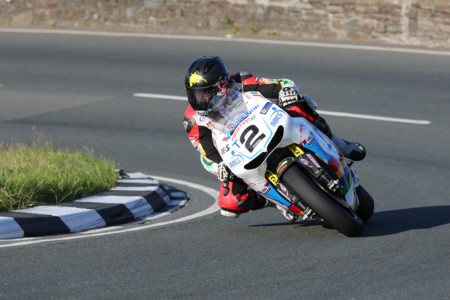 La Honda RCV213V-S tiene sus riesgos, caída de Bruce Anstey en el TT