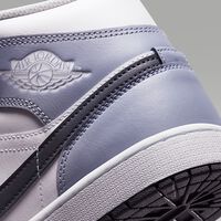El outlet de Nike liquida las zapatillas AJ1 Mid de piel, ideales para llevar con todo en cualquier época del año