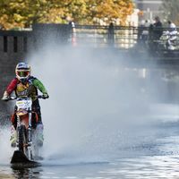 Robbie Maddison ha vuelto a surcar las aguas en moto, esta vez en un canal de La Haya 