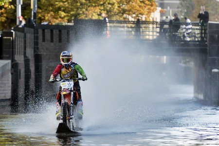 Robbie Maddison ha vuelto a surcar las aguas en moto, esta vez en un canal de La Haya