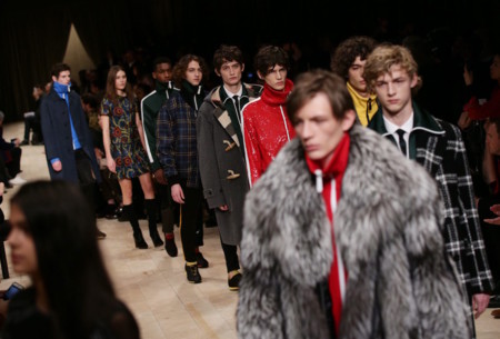Sudaderas de chándal con abrigos de paño y entre medias, lentejuelas. Así es el próximo invierno de Burberry