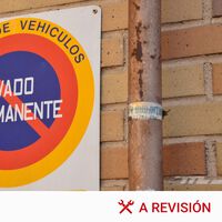 Aparcar en un vado permanente tiene una multa de 200 euros, incluso si es tu coche en tu propio vado