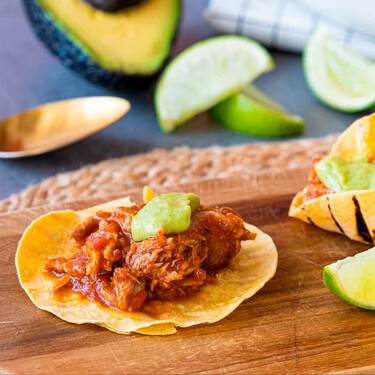 La mejor forma de recuperar una pechuga de pollo es convertirla en este clásico mexicano, que puedes meter en tacos, pero también canelones, croquetas o empanadillas 