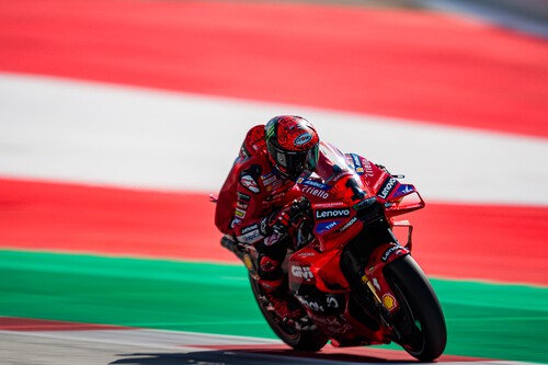 Pecco Bagnaia vuelve a ser líder por una sanción a Jorge Martín y Marc Márquez tira un podio seguro con otra caída