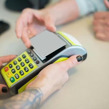 “Solo efectivo“: por qué sigue habiendo tantos bares que no admiten tarjeta y qué dice la ley sobre esta práctica 