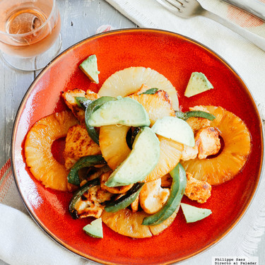 Ensalada de pollo con piña y pimientos asados. Receta saludable para la comida