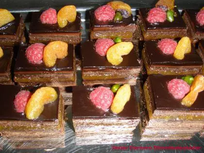 Brownie de chocolate con mandarina y frutos rojos relleno de mermelada acida. Receta