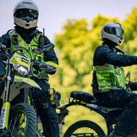 "Si no puedes con ellos, únete a ellos". La policía acaba de comprar la misma moto que los delincuentes para una nueva generación de persecuciones 