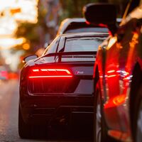 La DGT recuerda cómo calcular la distancia de seguridad adecuada con el coche que circula delante, y tiene truco