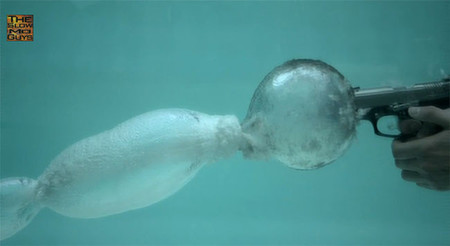 Las impresionantes imágenes a 27.000 fotogramas por segundo de balas bajo el agua