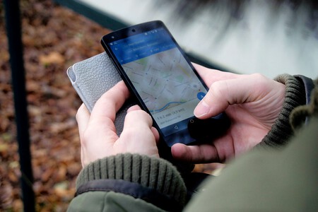 Una persona utilizando Google Maps